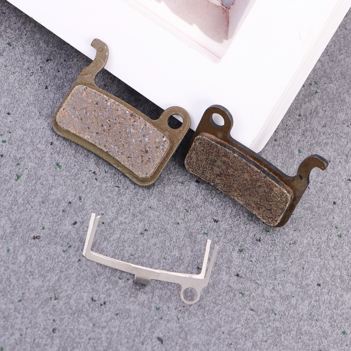 Brake Pads Bike - 2 Sätze halbmetallische Bremsbeläge aus Harz,